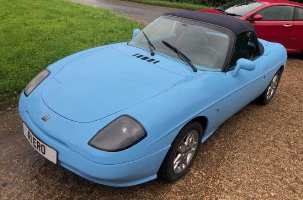 Подобно на Audi TT, което току-що разгледахме, Fiat се потопи в собствените модели, за да създаде остро изглеждащата Barchetta.
Много от основите са извлечени от Punto, чиято GT версия беше един от най-мощните хотхечове на своето време. С каросерия, която тежи около 1000 кг, представянето стана вълнуващо, както и разходът на гориво.